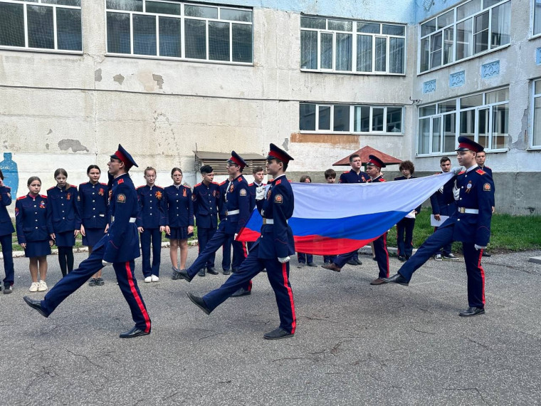 Церемония поднятия государственного Флага РФ.